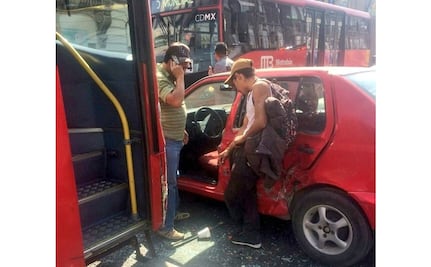 Metrobús choca contra auto en Balderas; hay lesionados