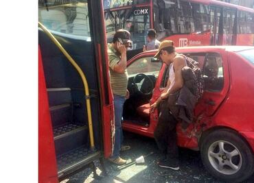 Metrobús choca contra auto en Balderas; hay lesionados