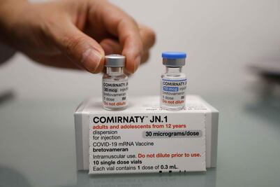 EU dejará de recomendar vacunas del Covid-19 para niños sanos y embarazadas; autoridades sanitarias instan a ciudadanos a recibir el refuerzo anual 