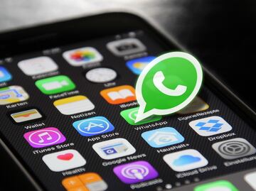 Por qué no llegan los mensajes de WhatsApp hasta entrar a la app