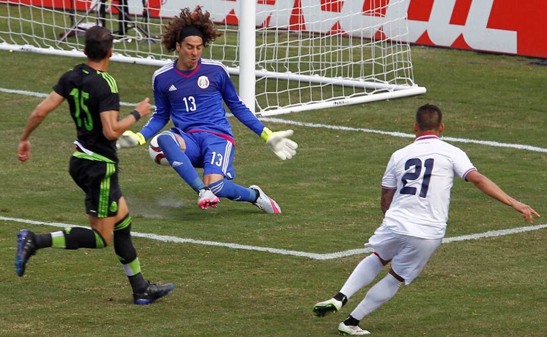 Moreno observa el primer gol de Costa Rica. Fotografía de Reuters