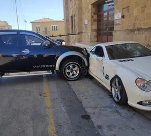 Enojado policía destruye Mercedes-Benz SL de su jefe