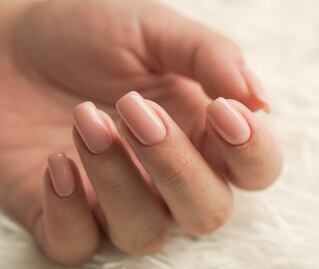 Descubre cómo quitarte el esmalte de gel sin salir de casa ni maltratar tus uñas  