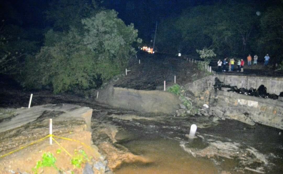 Daños severos ocasionaron las primeras lluvias de la temporada en la zona costera de Oaxaca. (Foto: Especial)
