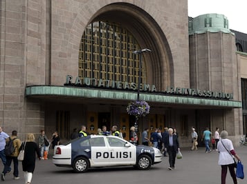 Agresión con cuchillo en Finlandia deja un muerto y 8 heridos