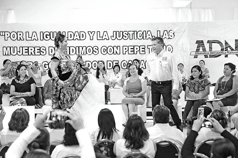 El abanderado del PRD-PAN a la gubernatura, José Antonio Estefan Garfias, se pronunció por la equidad de género, al sostener un encuentro con mujeres (ESPECIAL)