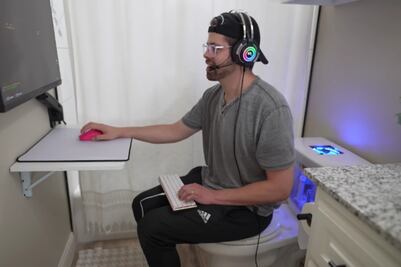 Youtuber tunea su baño y lo convierte en una PC Gaming 