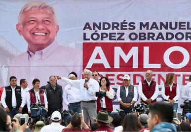 AMLO: mafia del poder roba credenciales del INE en nuestros eventos