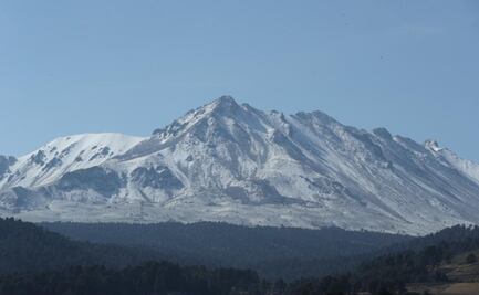 Nevado de Toluca se pinta de blanco y sorprende a paseantes