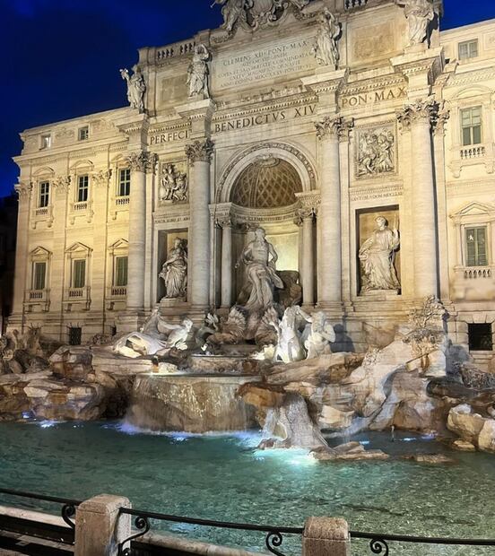 Ángela Aguilar y Mónica Corgan visitaron el monumento La fontana di Trevi.
Foto: Instagram