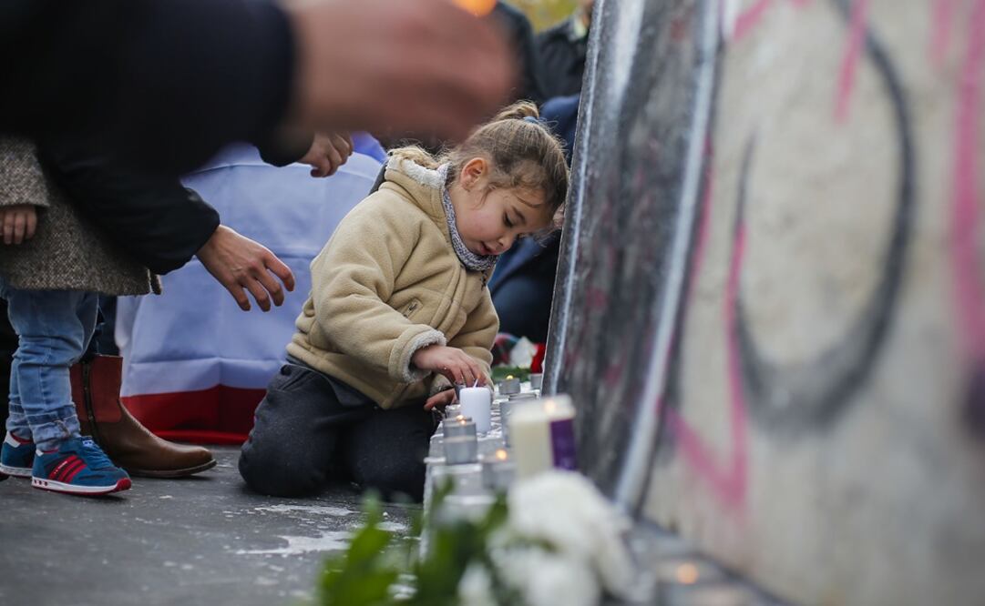 Una niña enciende velas en París, Francia (Foto: Xinhua)