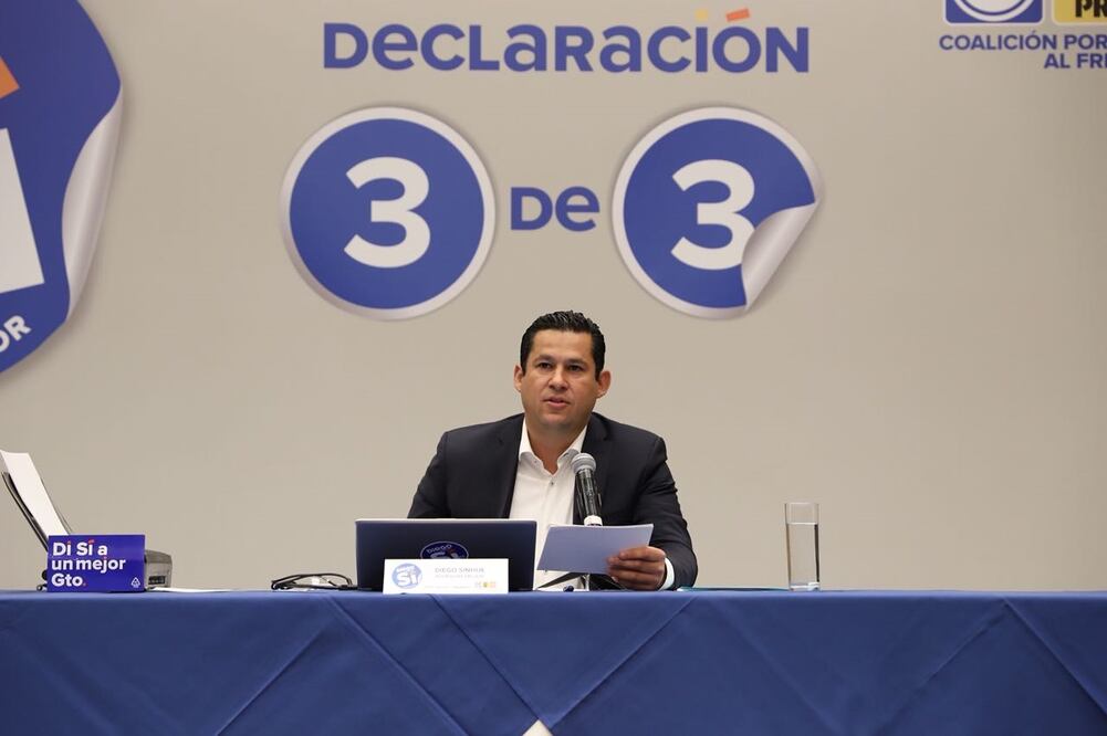  Diego Sinhué Rodríguez Vallejo, candidato de la coalición Por Guanajuato al Frente fue el primero en presentar su declaración 3de3 e hizo un llamado a los demás candidatos para que cumplan con este requisito. Foto: Xóchitl Álvarez