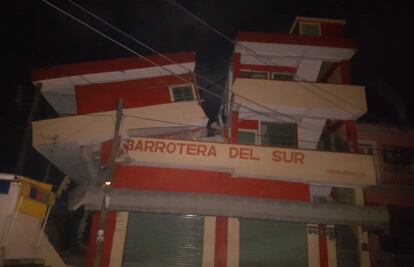 Muere mujer en Oaxaca tras sismo; reportan derrumbes