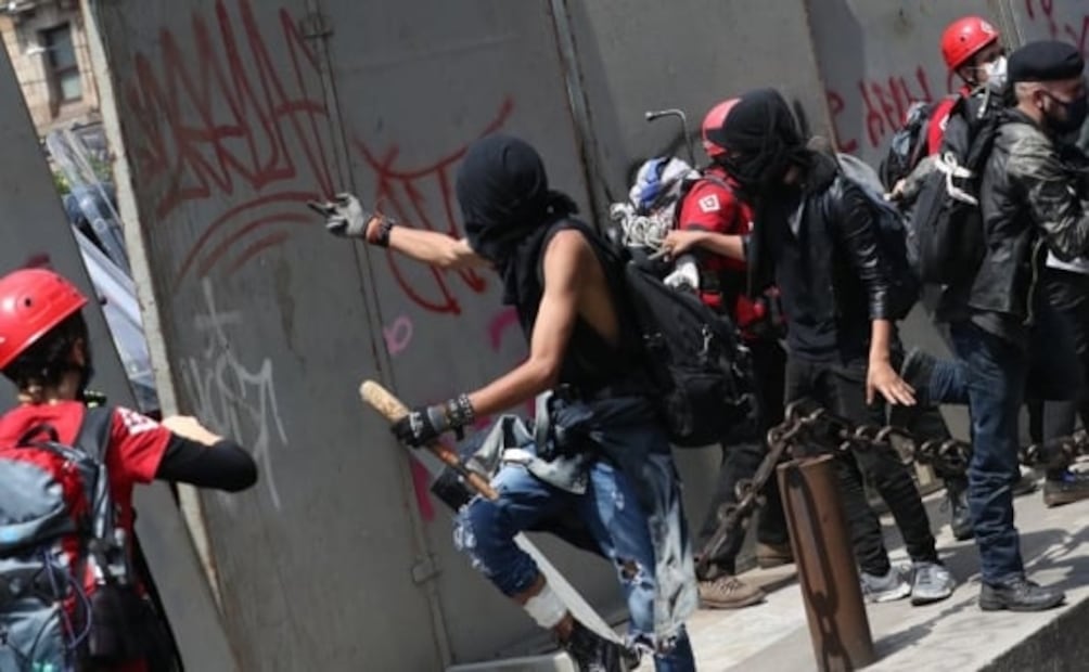 Marcha en la CDMX, con pintas y saqueos