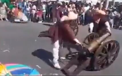 VIDEO. Cañón explota en mano de un hombre en carnaval en Huejotzingo, Puebla 