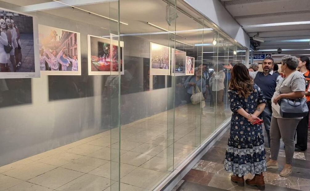 Es una muestra visual que retrata 20 años de la vida cotidiana del primer cuadro de la capital.
Foto: Especial.