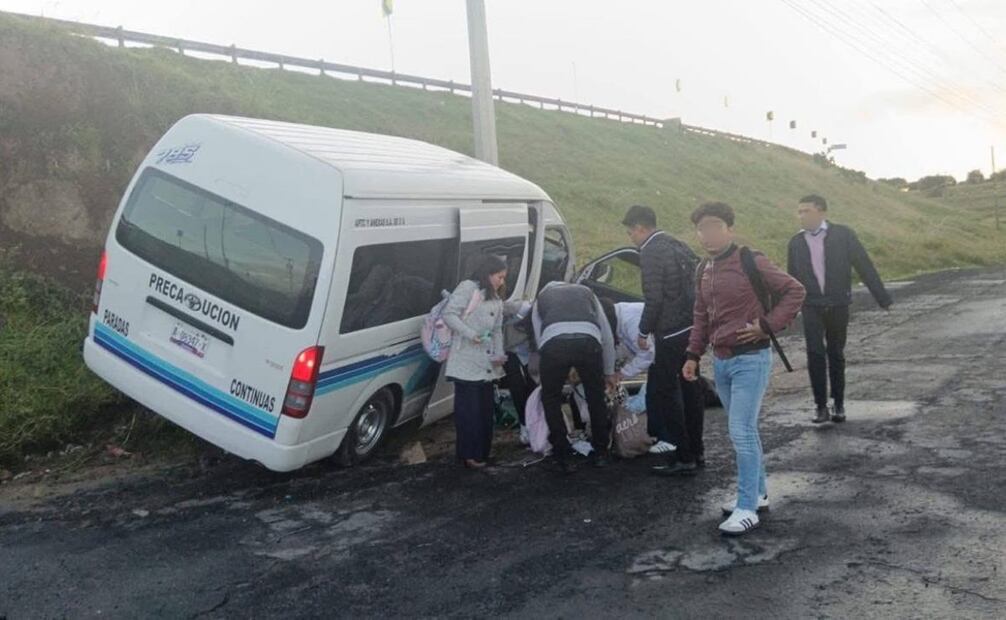 Pasajeros recogen sus pertenencias luego del intento de robo (17/09/2025). Foto: Especial