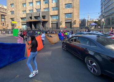 Comerciantes liberan Eje Central tras enfrentarse con policías de la CDMX; riña dejó 6 lesionados y 3 detenidos