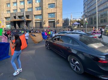 Comerciantes liberan Eje Central tras enfrentarse con policías de la CDMX; riña dejó 6 lesionados y 3 detenidos