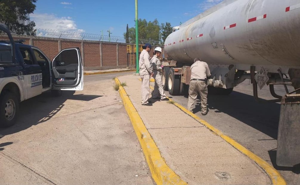 Aseguran tractocamión con más de 27 mil litros de combustible en Chihuahua; detienen a tres hombres.
Foto: Especial.