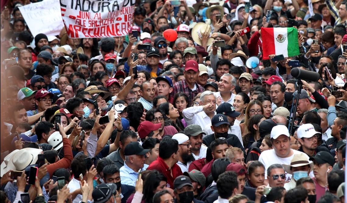 El presidente Andrés Manuel López Obrador aseguró que la mega marcha del pasado domingo sirvió mucho para empoderar a la gente, sobre todo en la Ciudad de México. Foto: archivo/EL UNIVERSAL