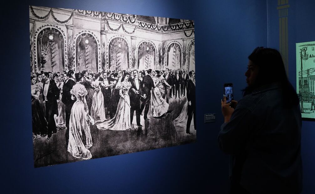 Aspectos de la exposición "La noche nos pertenece" en el Museo de San Carlos, esta muestra contiene documentos visuales de la colonia Tabacalera, sus bailes, paseos, cines y cabarets. Foto: Carlos Mejía/El Universal.