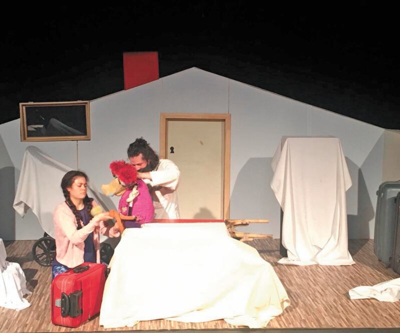 Desde el encierro en un cuarto y junto a su viejo muñeco Mía observa las discusiones y peleas de sus padres. Foto: CORTESÍA LA TITERÍA