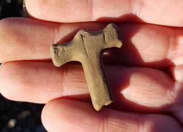 Descubren amuleto con forma del martillo de Thor