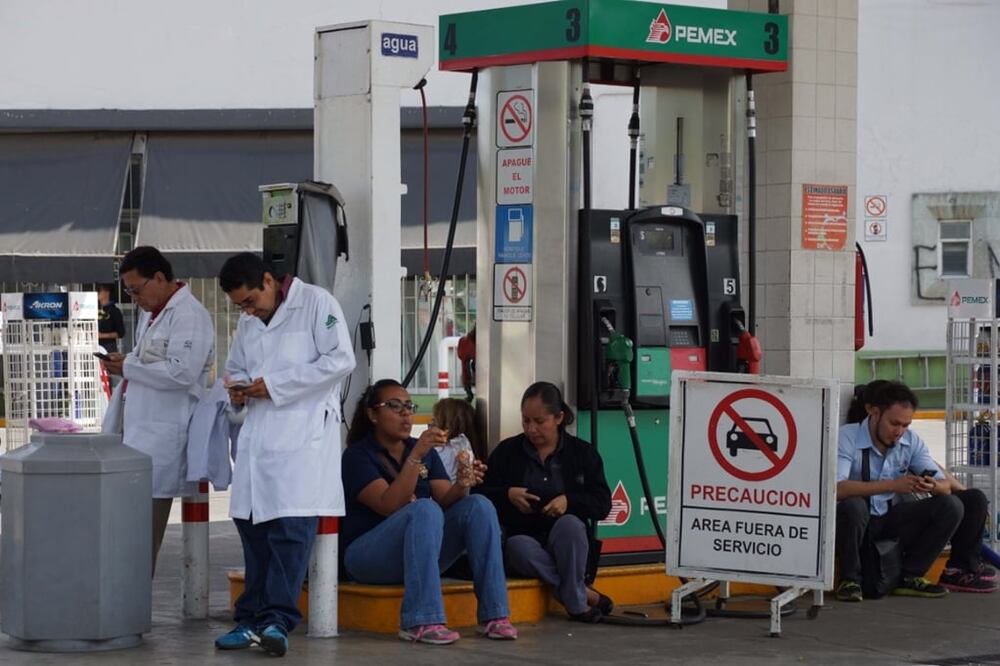 Administrativos, médicos y enfermeras cerraron por segunda ocasión, en esta semana, la gasolinera “Fonapás” exigen a las autoridades de Salud dar respuesta a sus exigencias. Foto: Edwin Hernández/EL UNIVERSAL