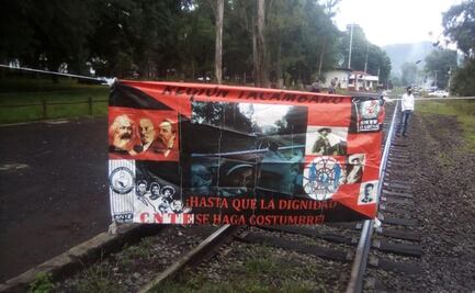 Maestros bloquean vías del tren en Múgica y Pátzcuaro, Michoacán