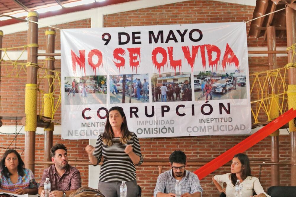 A puerta cerrada. Los familiares de los desaparecidos y los forenses se reunieron en el salón de fiestas Los Balconcitos. (ARTURO DE DIOS PALMA. EL UNIVERSAL)