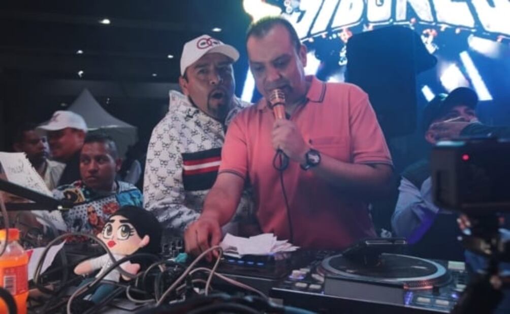 Decenas de parejas sacan los pasos "prohibidos” en la “Guerra de Sonideros” en la Cuauhtémoc