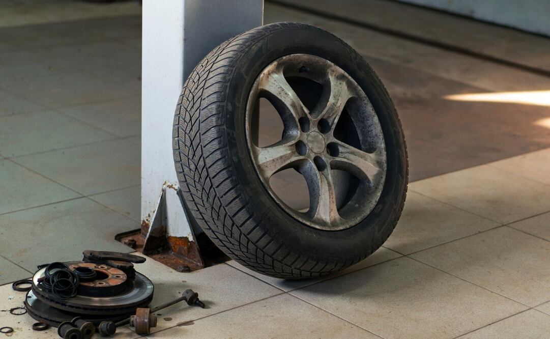 Revisa constantemente el estado de los neumáticos. Foto: Freepik