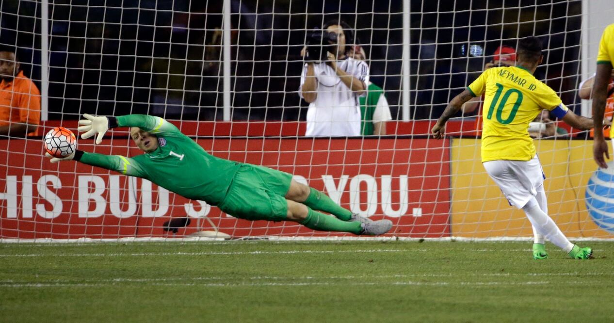 Neymar puso el 0-2 para Brasil, con un penalti que el portero Brad Guzan, de Estados Unidos, no pudo detener, ayer en Foxborough (STEPHAN SAVOIA. AP)