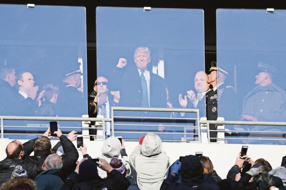 El presidente electo Donald Trump saluda a la audiencia en un partido de futbol americano entre el Ejército y la Armada, el sábado en Baltimore (PATRICK SEMANSKY. AP)
