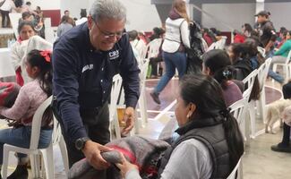 Benemérita Universidad Autónoma de Puebla entrega 250 frazadas de PET reciclado a mujeres; les servirán para enfrentar la temporada invernal