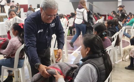 Benemérita Universidad Autónoma de Puebla entrega 250 frazadas de PET reciclado a mujeres; les servirán para enfrentar la temporada invernal