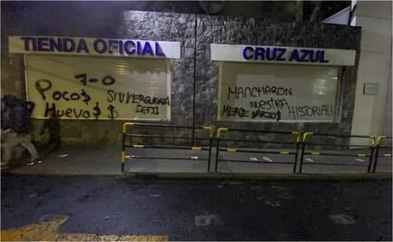 Aficionados de Cruz Azul grafitean instalaciones tras la derrota ante América