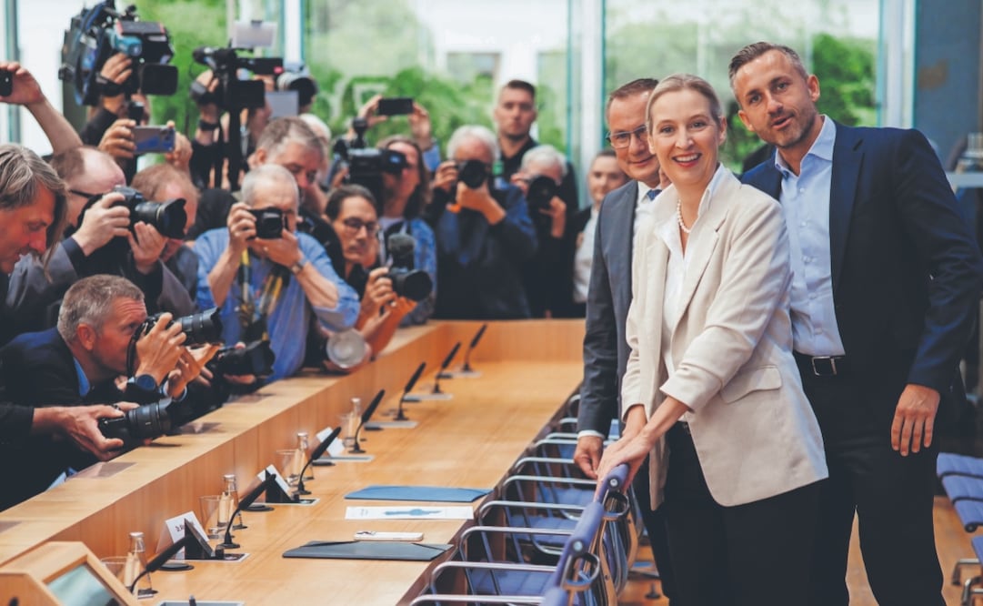Tino Chrupalla, copresidente del grupo parlamentario y del partido Alternativa para Alemania (AfD); Alice Weidel, copresidenta del grupo parlamentario y del partido AfD, y Ulrich Siegmund, vencedor de las elecciones en Sajonia-Anhalt. Foto: Clemens Bilan/ EFE