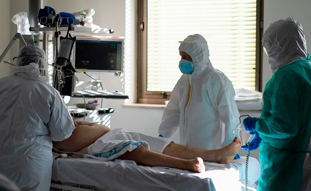 Imagen de un sujeto luchando por su vida ante el Covid-19. Foto: OSCAR DEL POZO / AFP