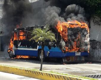 Queman camión de transporte público en Acapulco