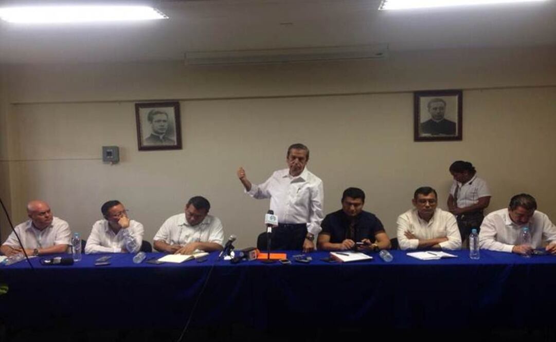 También acudieron el fiscal General del Estado, Miguel Ángel Godínez Muñoz; el encargado de despacho de la Comisión Estatal de Derechos Humanos, Ramón Navarrete, y el alcalde de Chilapa, Francisco García González (Foto: Valente Rosas / EL UNIVERSAL)