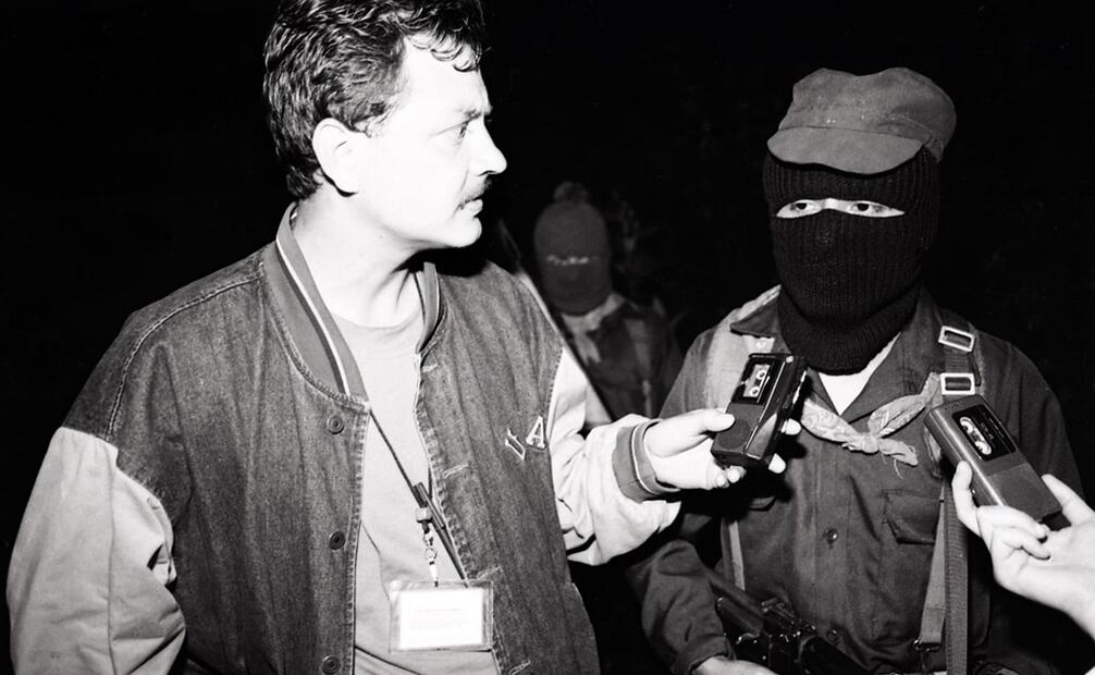 Entrevista de Fredy López, corresponsal de EL UNIVERSAL, con el mayor Mario, miembro del Ejército Zapatista de Liberación Nacional, el 18 de enero de 1994. “Esta es una guerra a muerte. [Continuarían en combate] Hasta que caiga el PRI del gobierno, es lo que queremos”, mencionó el miembro de la insurrección. Foto: Alfonso Murillo/Archivo EL UNIVERSAL.