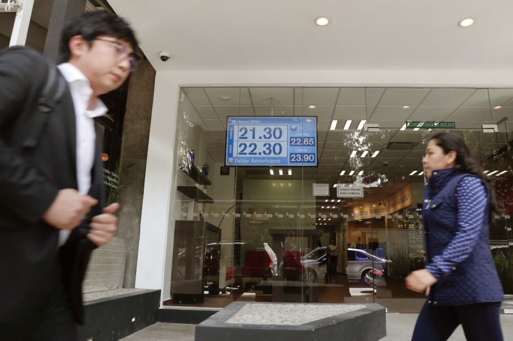 A un año de que Donald Trump ganara las elecciones en Estados Unidos, el peso mexicano registra un repunte de 4% desde que se conoció el resultado electoral, y de más de 15% desde sus mínimos de enero (ARCHIVO EL UNIVERSAL)