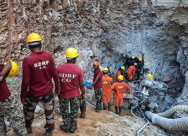 Luchan por salvar a niño sordomudo atrapado desde hace 4 días en un pozo