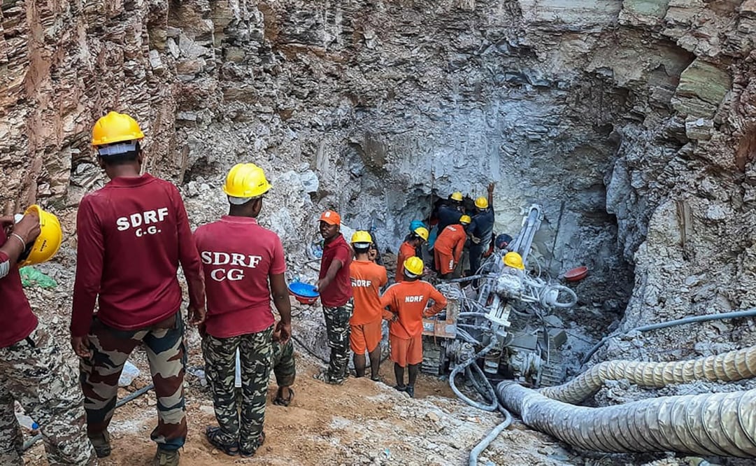 Equipos de rescate intentan llegar a un niño de 10 años que quedó atrapado en un pozo angosto en el patio trasero de su casa en la aldea de Piharid. Foto: AFP