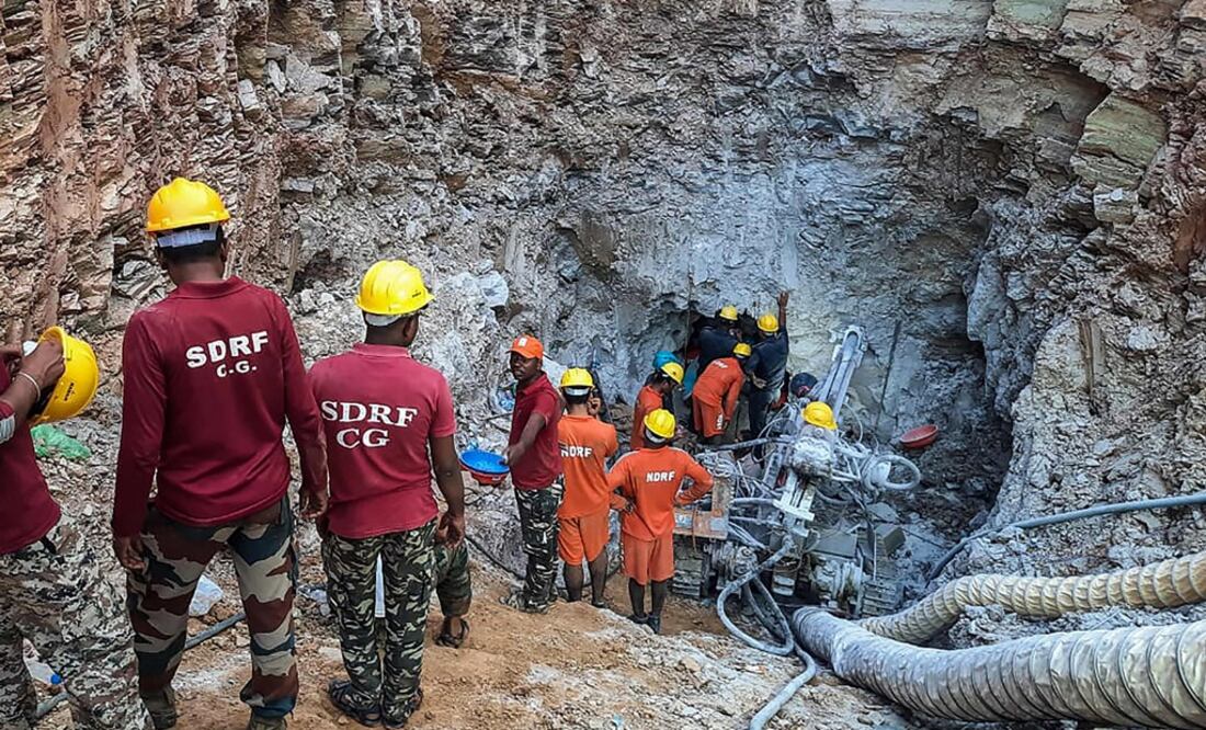 Equipos de rescate intentan llegar a un niño de 10 años que quedó atrapado en un pozo angosto en el patio trasero de su casa en la aldea de Piharid. Foto: AFP