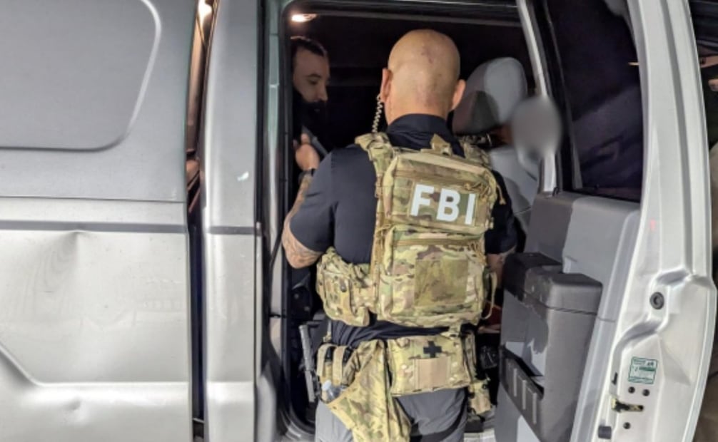 Mohammad Baqer Saad Dawood Al-Saadi sube a una camioneta blindada bajo custodia de agentes federales. Foto: @NewYorkFBI.