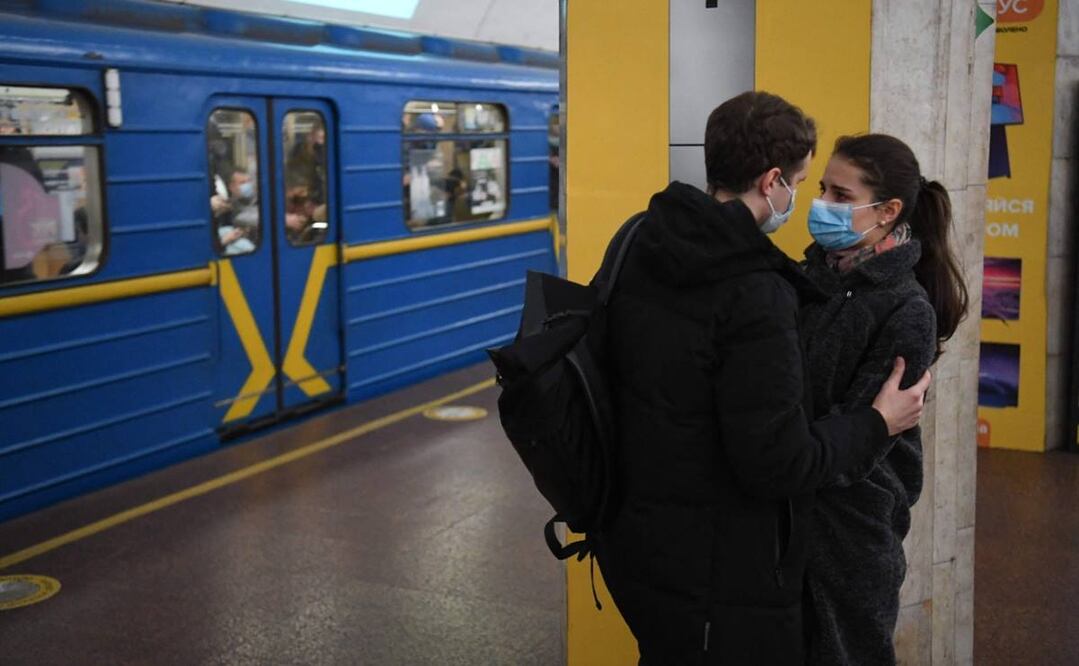 Pareja de jóvenes durante el desalojo en Ucrania hacia Polonia, Rumanía, Eslovaquia o Hungría. Foto: AFP