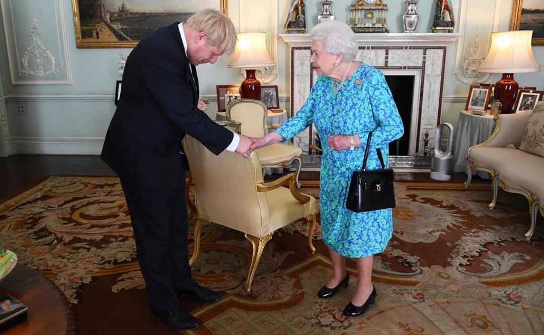 Una foto divulgada por el palacio muestra a Johnson haciendo una reverencia y estrechando la mano de la reina. (Foto: AP)